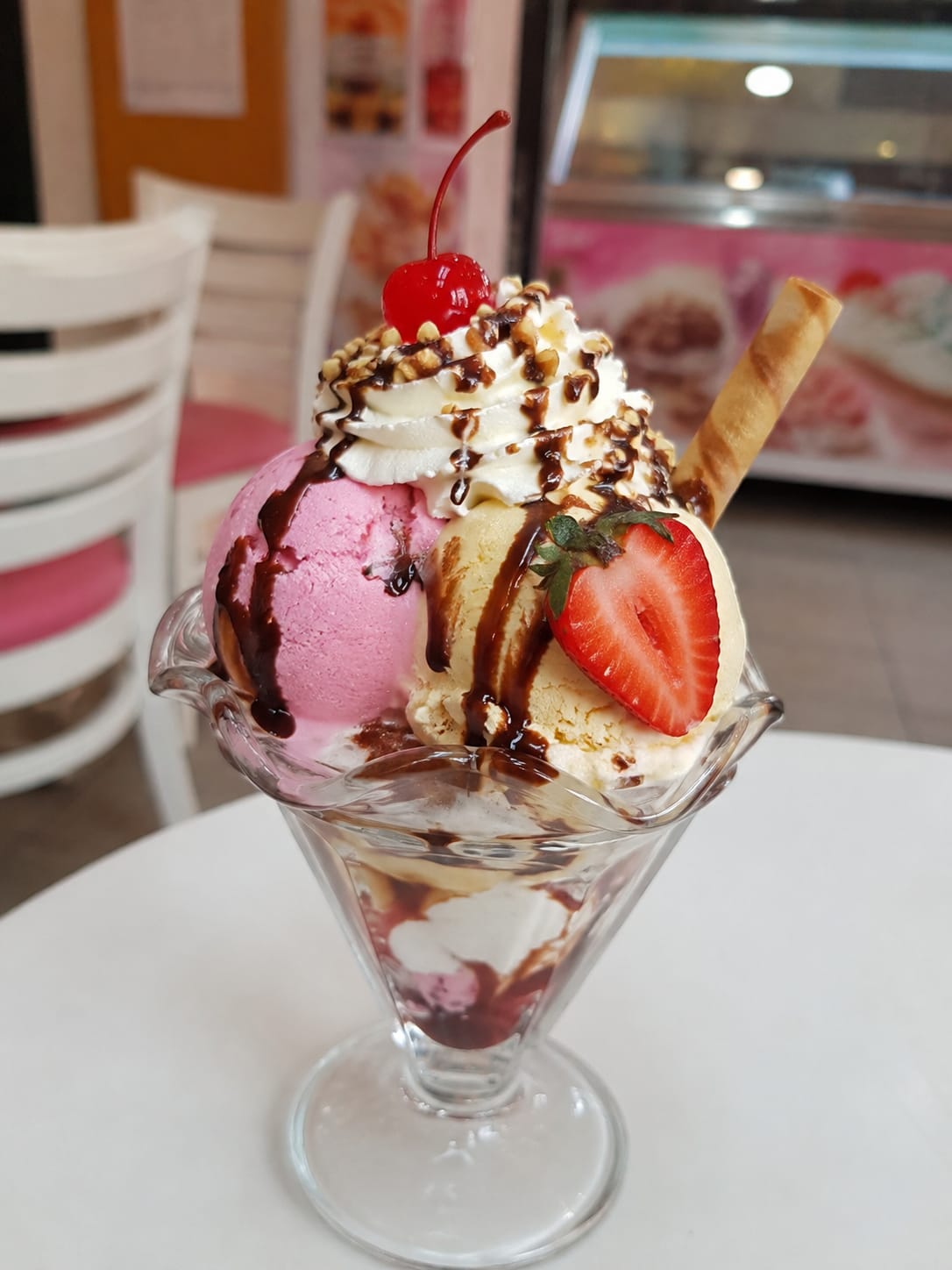 Copa de helado con múltiples sabores