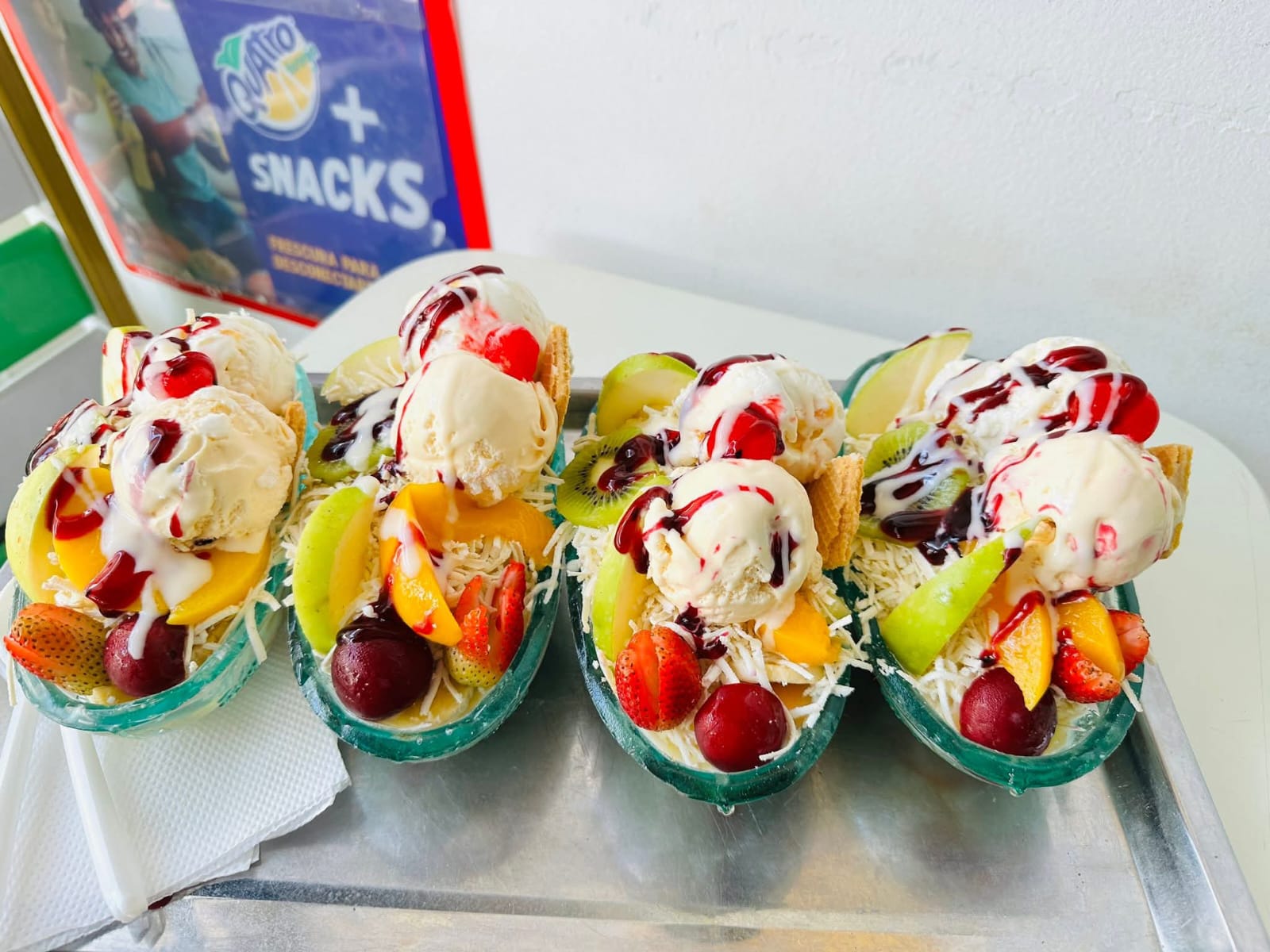 Frutas tropicales frescas en una frutería colombiana